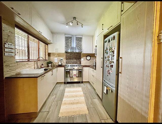 3 BEDROOM HOUSE FOR SALE IN YELLOWWOOD PARK